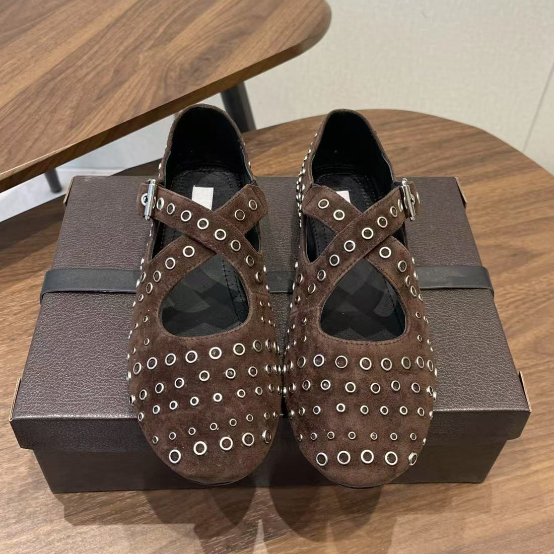 デザイナーリベットレザーメリージェーンシューズ レディース  - Ballet Flat Women のレビューと価格